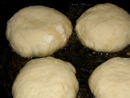 1. Этап. Пончики с яблочной начинкой: 6. Оставляю пончики на 15 минут, затем ставлю сковороду на огонь, наливаю в неё подсолнечное масло и кладу на разогретую поверхность пончики.