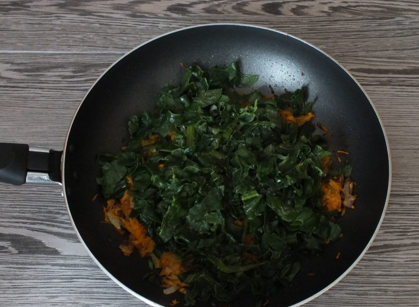 1. Этап. Скумбрия фаршированная с желатином и яйцом: За пару минут до окончания обжаривания, добавьте шпинат. Перемешайте, дождитесь окончания процесса обжаривания. Посолите, добавьте перец, накройте крышкой и оставьте в таком виде на 10 минут. После крышку снимите.