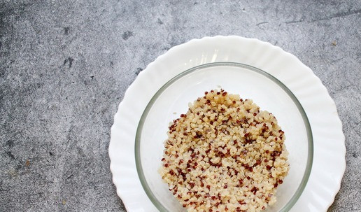 1. Этап. Салат с тунцом, киноа и креветками: Киноа промойте, залейте водой и варите под крышкой на медленном огне в течение 20-25 минут. Оно должно свариться, а вода полностью впитаться. Снимите кастрюлю с огня и полностью остудите.