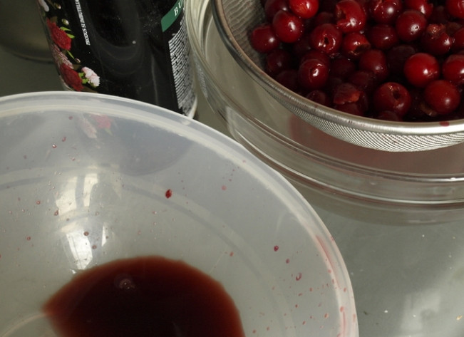 1. Этап. Торт Вишневый поцелуй: 7. Вишню промываем и немного отжимаем, полученный сок соединяем с ликером.