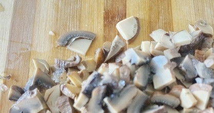 1. Этап. Мясо с грибами под соусом: Лесные грибы отварите до готовности, а потом нашинкуйте их маленькими кусочками.