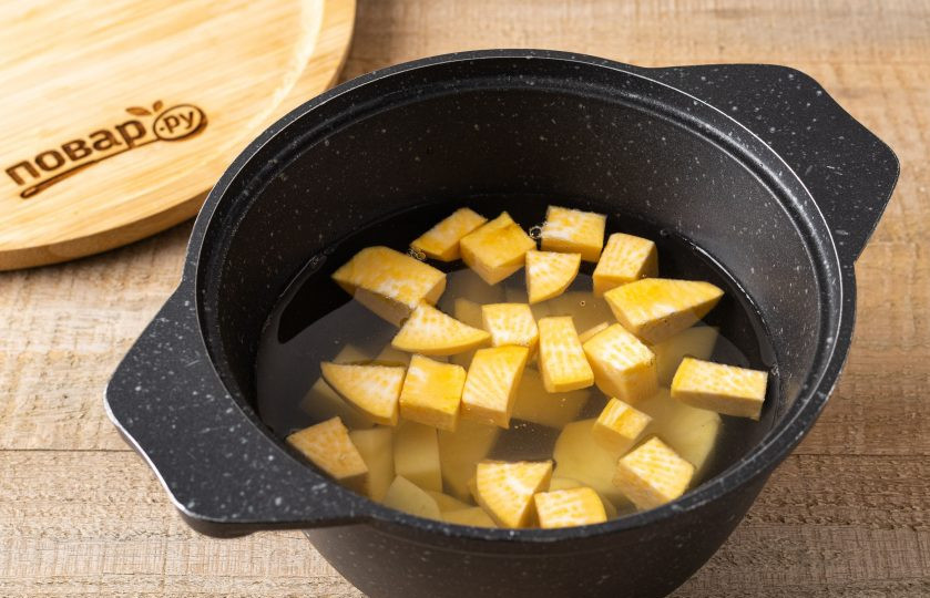 1. Этап. Пюре из репы: Переложите в кастрюлю, залейте водой. Добавьте лавровый лист. Доведите до кипения и варите примерно 25 минут, пока репа не станет мягкой.