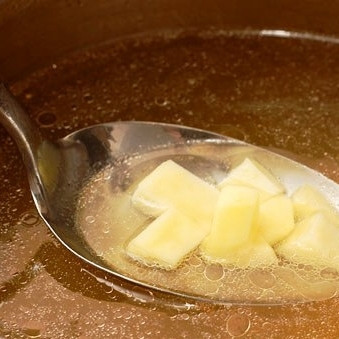 1. Этап. Лохикейто: Доводим чистый бульон до кипения, кладем в него маленькими кубиками нарезанный картофель.