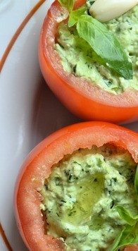 1. Этап. Фаршированные помидоры: Закуска получается в меру острой, приятной и питательной. Соль добавить по вкусу.