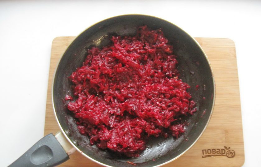 1. Этап. Икра из свеклы и моркови: Перемешайте икру с чесноком.