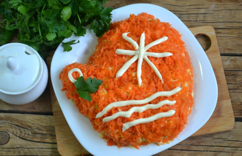 1. Этап. Салат Варежка: 8. Украсьте готовую варежку майонезом и зеленью. Салат можно подавать, приятного аппетита!