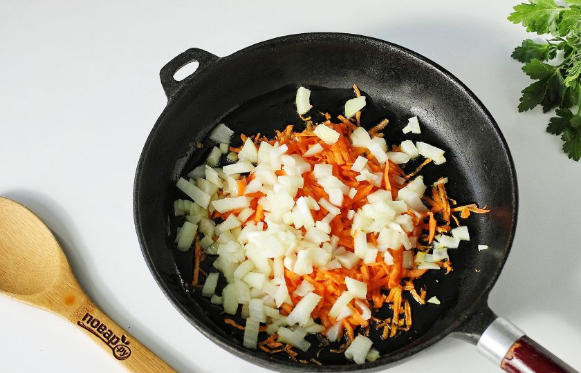 1. Этап. Борщ с горохом: Разогрейте сковороду с маслом, и выложите тертую морковь и нарезанный кубиками лук.