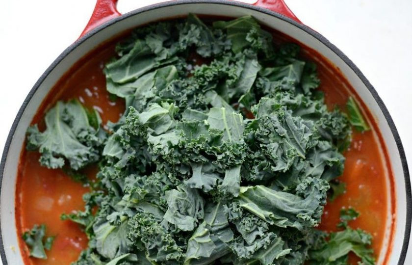 1. Этап. Минестроне с индейкой: После этого капусту нарвите маленькими кусочками. Добавьте их в суп.