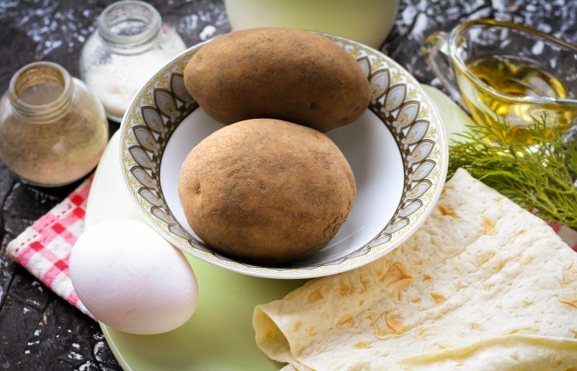 1. Этап. Пирожки из лаваша с картошкой: Подготовьте ингредиенты для приготовления пирожков из лаваша с картошкой.