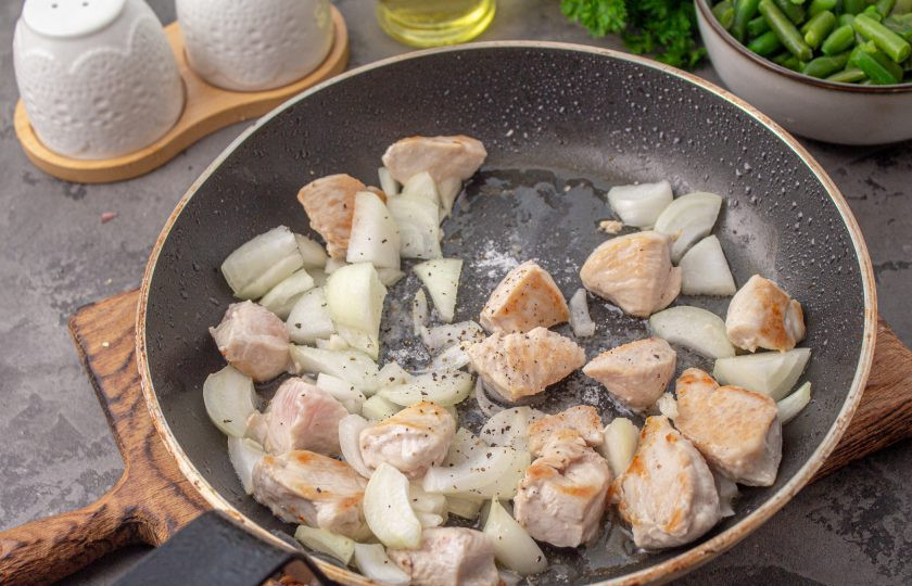 1. Этап. Лобио из фасоли с курицей: Добавьте нарезанный мелко лук, слегка посолите и поперчите.