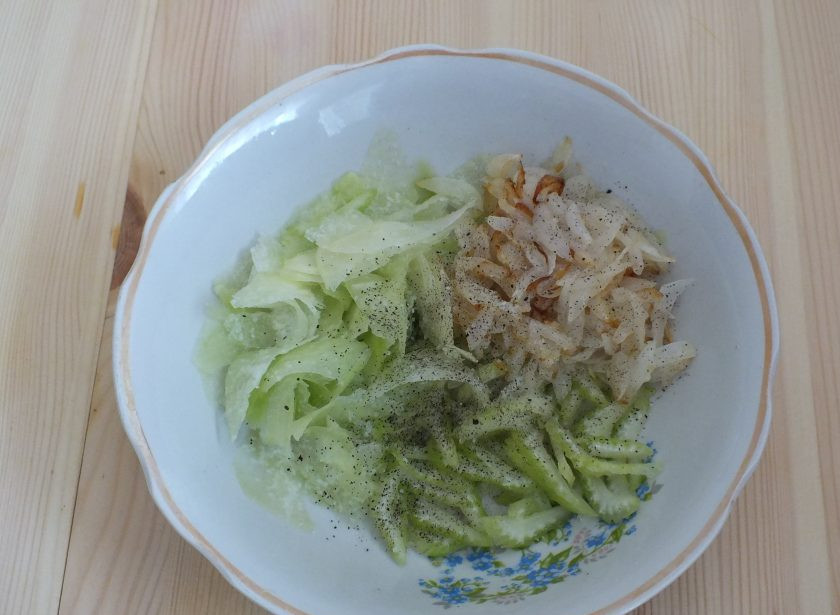 1. Этап. Салат с редькой и луком: В салатник выложите редьку, обжаренный лук, тонко нарезанный сельдерей. Посолите, добавьте перец. Перемешайте.