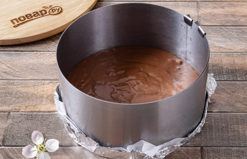 1. Этап. Постный шоколадный кекс: Перелейте тесто в подготовленную форму для выпечки. Я использую кольцо для выпечки, а дно застилаю пергаментом и закрепляю фольгой. Выпекайте в разогретой до 180 градусов духовке около 30-35 минут. Готовность можно проверить зубочисткой.