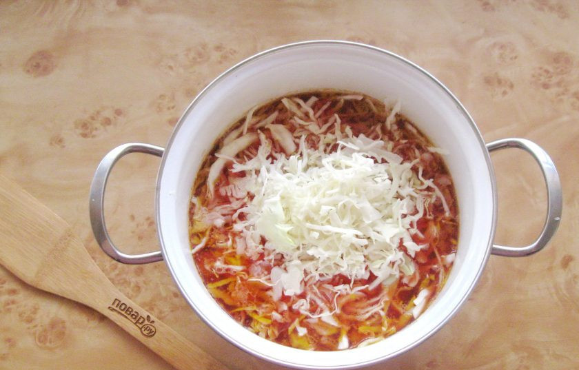 1. Этап. Борщ с яблочным уксусом: Капусту тонко нашинкуйте и добавьте в борщ.