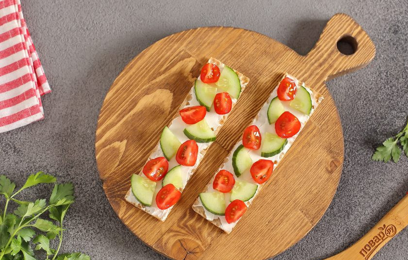 1. Этап. Диетические бутерброды: Сверху выложите нарезанные овощи.