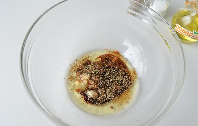 1. Этап. Курица с медом: 2. Приготовьте маринад. Смешайте для этого мед с соевым соусом, растительным маслом, специями, добавьте чеснок (мелко порубите или пропустите через пресс), соль и перец молотый по вкусу. Перемешайте.