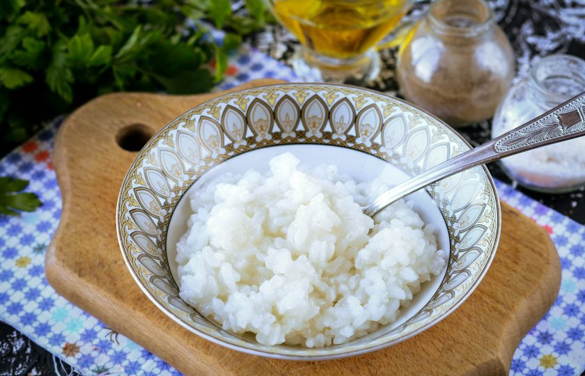 1. Этап. Кабачковые оладьи с рисом: Рис отварите до мягкости. Варится круглый рис примерно 15 минут.