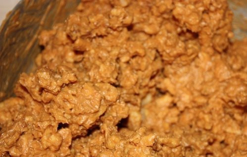 1. Этап. Печенье Муравейник: Тщательно перемешиваем крошку с кремом и из получившейся массы формируем печенья. Круглые, плоские - какие хотите :) Выкладываем печенья на блюдо, застеленное пергаментом и отправляем в холодильник. По желанию, можно обвалять печенья в кокосовой стружке, в молотых орехах.