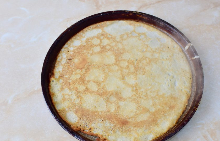 1. Этап. Блины купеческие: Сковороду смазывайте маслом и выпекайте тонкие блинчики, обжаривая их с двух сторон до золотистого цвета. Готовые блинчики складывайте друг на друга и накрывайте крышкой, чтобы они не подсыхали.