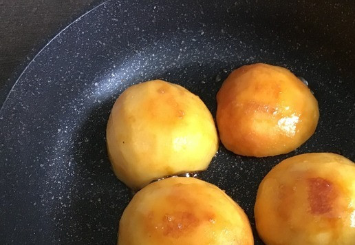 1. Этап. Карамелизированные персики: Готовить примерно 2 минуты.