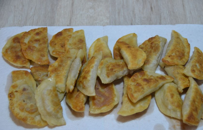 1. Этап. Чебуреки Мини: Готовые чебуреки выложите на бумажное полотенце, чтобы избавиться от остатков масла.