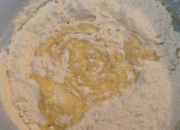 1. Этап. Блинчики с мясом и яйцом: Добавляем муку, соль, сахар, перемешиваем.