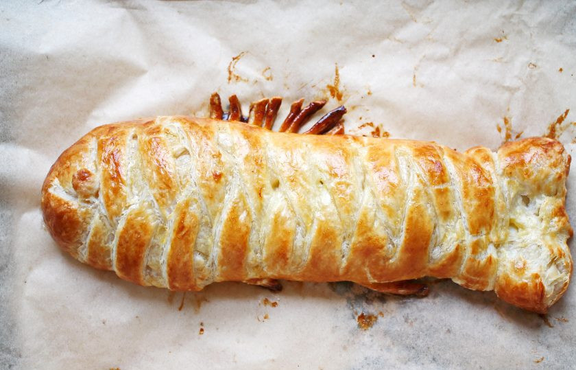 1. Этап. Пирог с муксуном: Поставьте пирог с муксуном в горячую духовку и выпекайте при температуре 180 градусов в течение 35-40 минут. Готовый пирог достаньте, смажьте маслом, накройте и дайте постоять 10 минут.