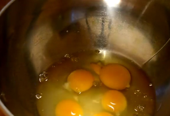 1. Этап. Бисквитный рулет Мраморный: 1. Разбейте яйца в миску, добавьте щепотку соли и начните взбивать на медленной скорости. Увеличьте скорость, чтобы яйца начали превращаться в пену.