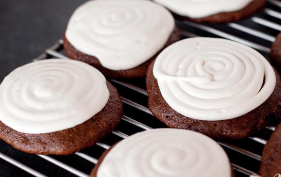 1. Этап. Печенье с зефирной начинкой и шоколадной глазурью: 3. Сделать начинку. Взбить масло и сахар вместе. Перемешать с ванильным экстрактом и зефирной начинкой. Накрыть крышкой и поставить в холодильник на 30 минут. После охлаждения заполнить кондитерский мешок начинкой и, работая от центра печенья, выдавить начинку на них. Поставить в холодильник на 30 минут.