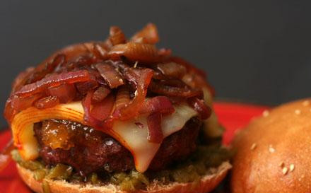 1. Этап. Чизбургер с луковым джемом: 3. Смазать каждую котлету вареньем из инжира и выложить сверху ломтик сыра. Обжарить дополнительно в течение 2 минут, пока сыр не расплавится. Выложить котлеты на булочки, добавить луковый джем, накрыть сверху вторыми половинками булочек и подавать сразу же.