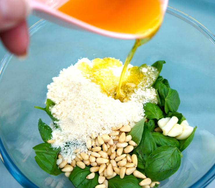 1. Этап. Помидоры с моцареллой и песто: Шаг 1. Смешайте в миске базилик, кедровые орешки, пармезан, чеснок, оливковое масло и соль.