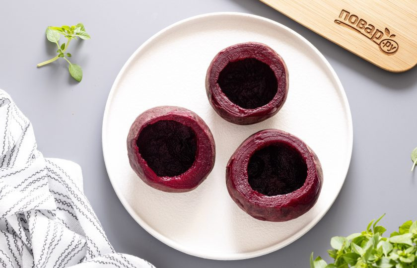 1. Этап. Свёкла запечённая с яблоком и рисом: Ложкой аккуратно достаньте середину из свеклы. Извлеченную мякоть можно использовать для борща или салата.