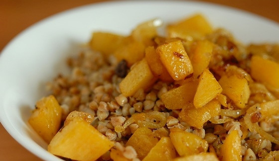 1. Этап. Гречка с сушеными грибами: Подавайте готовую кашу с обжаркой из овощей. Приятного аппетита!