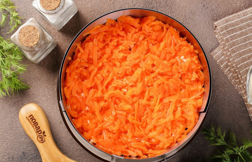 1. Этап. Салат Шпротка: Далее выложите тёртую морковь. Посолите и так же смажьте майонезом.