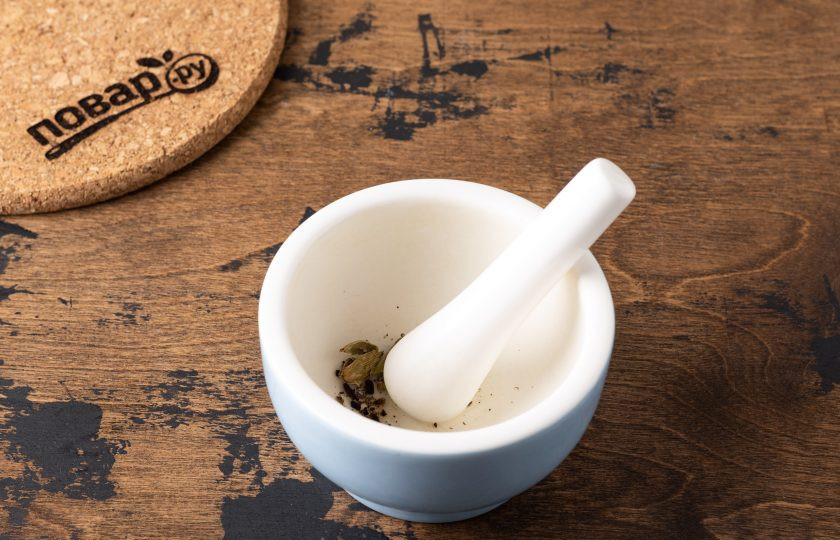 1. Этап. Яблочный чай с пряностями: В ступке разомните гвоздику и кардамон.