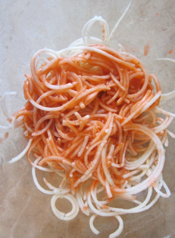 1. Этап. Вкусный фруктовый салат: Выложите в салатницу яблоки, полейте их клубничной заправкой.