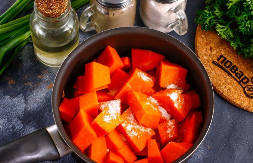 1. Этап. Диетический суп из тыквы: Всыпьте соль. По желанию добавьте и другие специи, пряности.