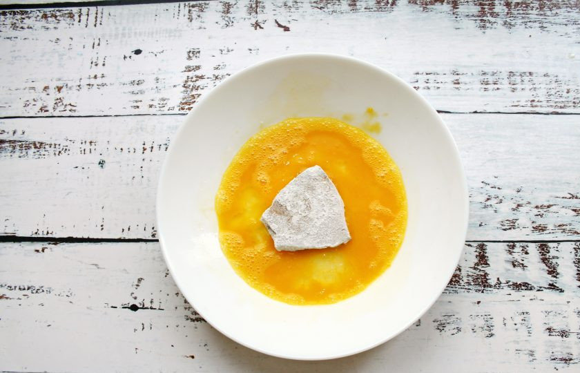 1. Этап. Берлинский шницель: В миску разбейте яйцо и перемешайте. Окуните в яйцо кусочки в муке, чтобы полностью покрыть яичной массой.