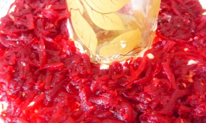 1. Этап. Селедка под шубой с гранатом: Следом выкладываем слой сельди, смазываем его майонезом и кладем огурцы. Сверху выкладываем слой из тертой свеклы. Смазываем тонким слоем майонеза.