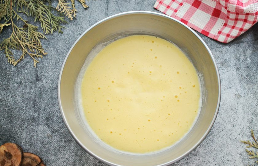 1. Этап. Пирог на кефире с черникой: Яйца взбейте со щепоткой соли в пышную массу. Добавьте яйца в миску с тестом и аккуратно перемешайте до однородности.