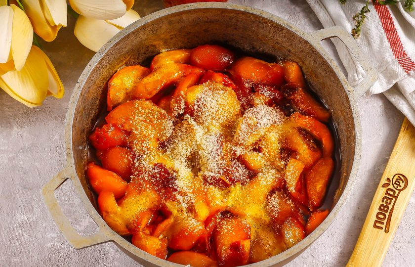 1. Этап. Персики в желе с желатином на зиму: Всыпьте желатин, перемешайте и выключите нагрев. Ошпарьте банку и крышку кипятком или простерилизуйте любым образом. Еще раз перемешайте заготовку через 2-3 минуты, чтобы желатин растворился.