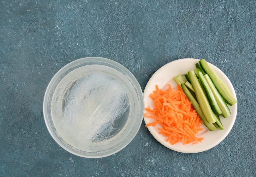 1. Этап. Весенние роллы: Натрите морковку на терке, огурец нарежьте полосками. Фунчозу залейте кипятком и оставьте на 5-7 минут, затем промойте в холодной воде.