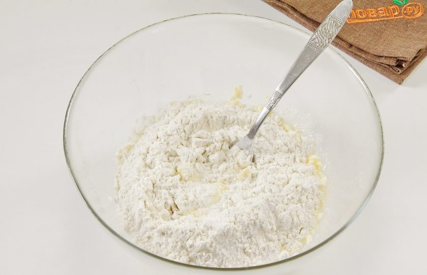 1. Этап. Пирог-перевертыш с киви и кедровыми орешками: Добавьте муку и щепотку соли.