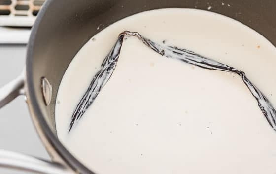 1. Этап. Карамельно-ванильный соус: 2. В другую кастрюлю налейте сливки и добавьте семена ванильной палочки, сюда же положите и саму палочку. Отправьте на слабый огонь, но не доводите до кипения.