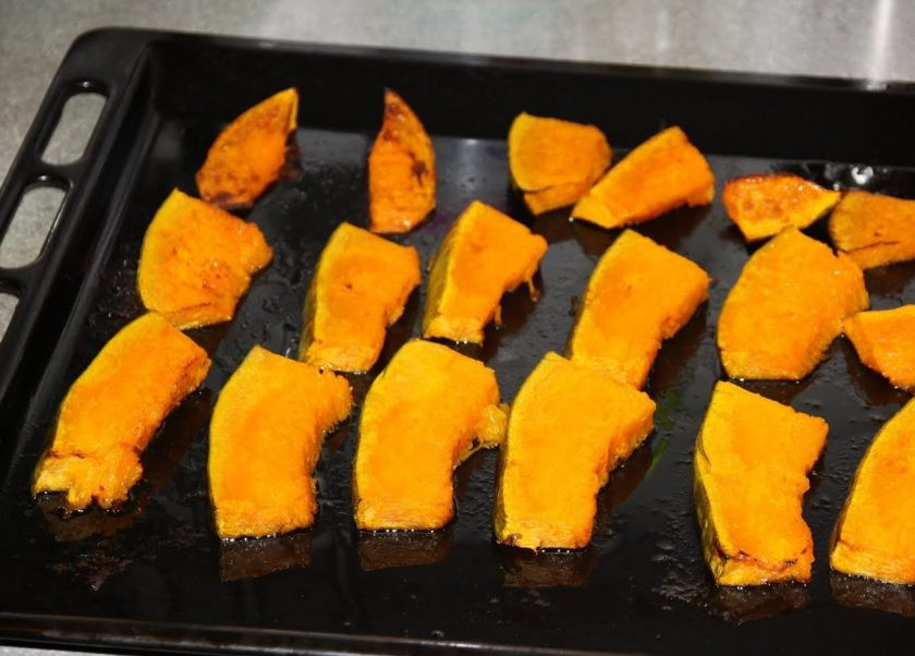 1. Этап. Суп из запеченной тыквы: 2. Нарезаем тыкву на части, предварительно очистив ее, после чего смазываем растительным маслом и отправляем на противне в духовку на 20 минут.