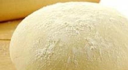 1. Этап. Пирожки с творогом: 1. Приготовить опару. Для этого в дрожжи положить 2 ст.ложки муки. Добавить сахар и немного молока, чтобы получилась масса по густоте, как сметана. Добавить туда просеянную муку и яичный желток. Хорошо перемешать тесто и добавить растопленный маргарин. Месить тесто долго. В этом случае тесто будет мягким и эластичным. Накрыть тесто салфеткой.