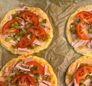 1. Этап. Мини пиццы на творожной основе: Добавить нарезанные помидоры