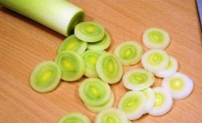 1. Этап. Карп с шампиньонами: Чистый стебель лука-порея нарезаем тонкими кольцами.