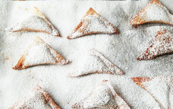 1. Этап. Треугольнички с Нутеллой и бананами: 6. Извлечь треугольнички из сковороды и положить на бумажное полотенце, чтобы стекло масло. Посыпать с каждой стороны сахарной пудрой с корицей.