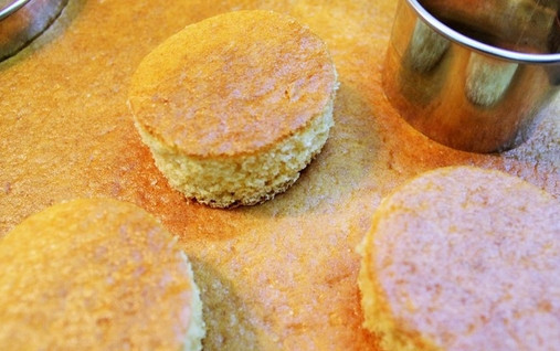 1. Этап. Мини-тортики из мастики: 3. Готовый бисквит остудите. С помощью выемок или стакана вырежьте кружочки.