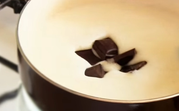 1. Этап. Шоколадный плавленый сыр: 3. Когда масса прогреется, добавьте в нее сахар и шоколад. Как только они растворятся, уберите кастрюлю с огня.